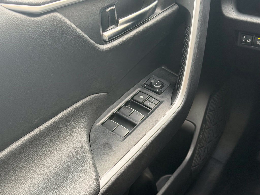 Used 2025 Toyota RAV4 XLE AWD/4WD image 9