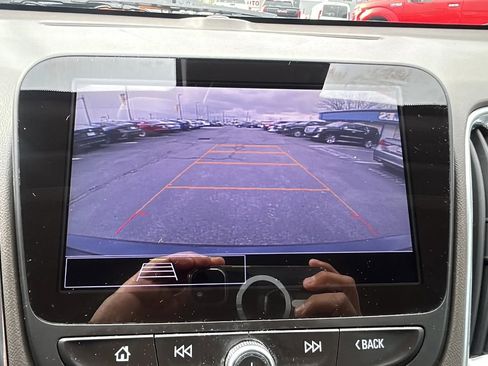 Used 2021 Chevrolet Malibu LT image 23