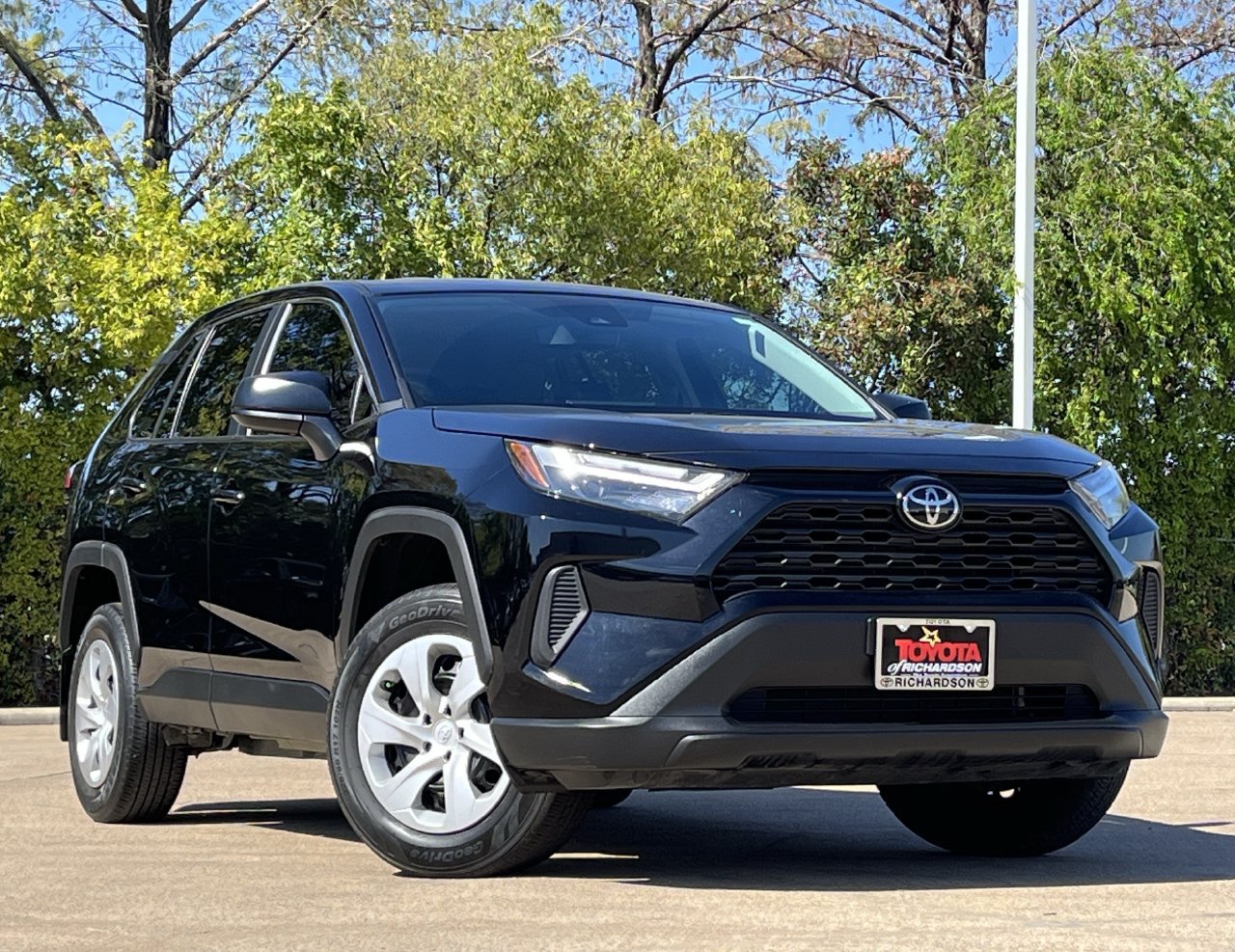 Used 2024 Toyota RAV4 LE FWD image 2
