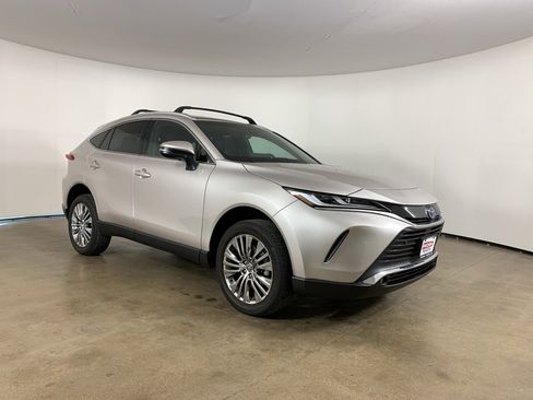 Used 2023 Toyota Venza XLE image 5