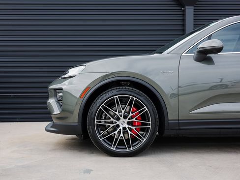 New 2025 Porsche Macan 4S Electric image 11