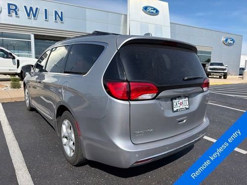 Used 2017 Chrysler Pacifica Touring-L w/ Tire & Wheel Group FWD image 8