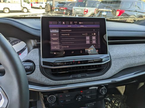 Used 2023 Jeep Compass Latitude image 25