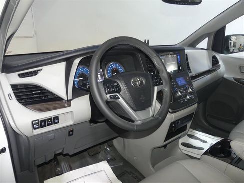 Used 2016 Toyota Sienna XLE w/ XLE Navigation Package FWD image 23