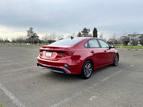 Used 2022 Kia Forte LXS FWD image 5