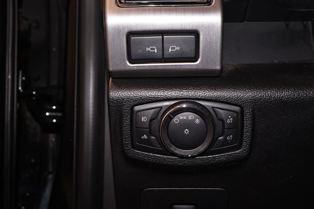 Used 2015 Ford F150 Platinum w/ Equipment Group 701A Luxury AWD/4WD image 27