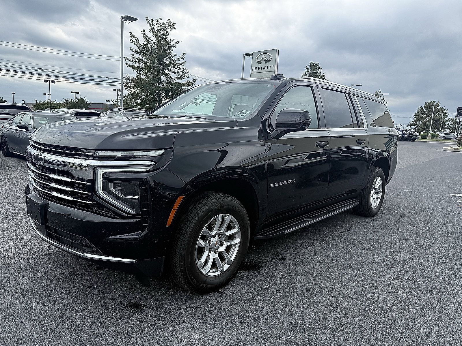 Used 2025 Chevrolet Suburban LT w/ Comfort Package AWD/4WD image 6
