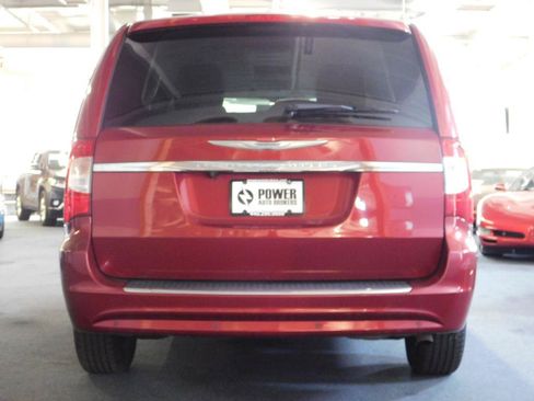 Used 2013 Chrysler Town & Country Touring-L w/ Driver Convenience Group FWD image 7