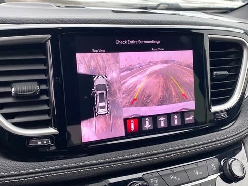 Used 2024 Chrysler Pacifica Select image 11