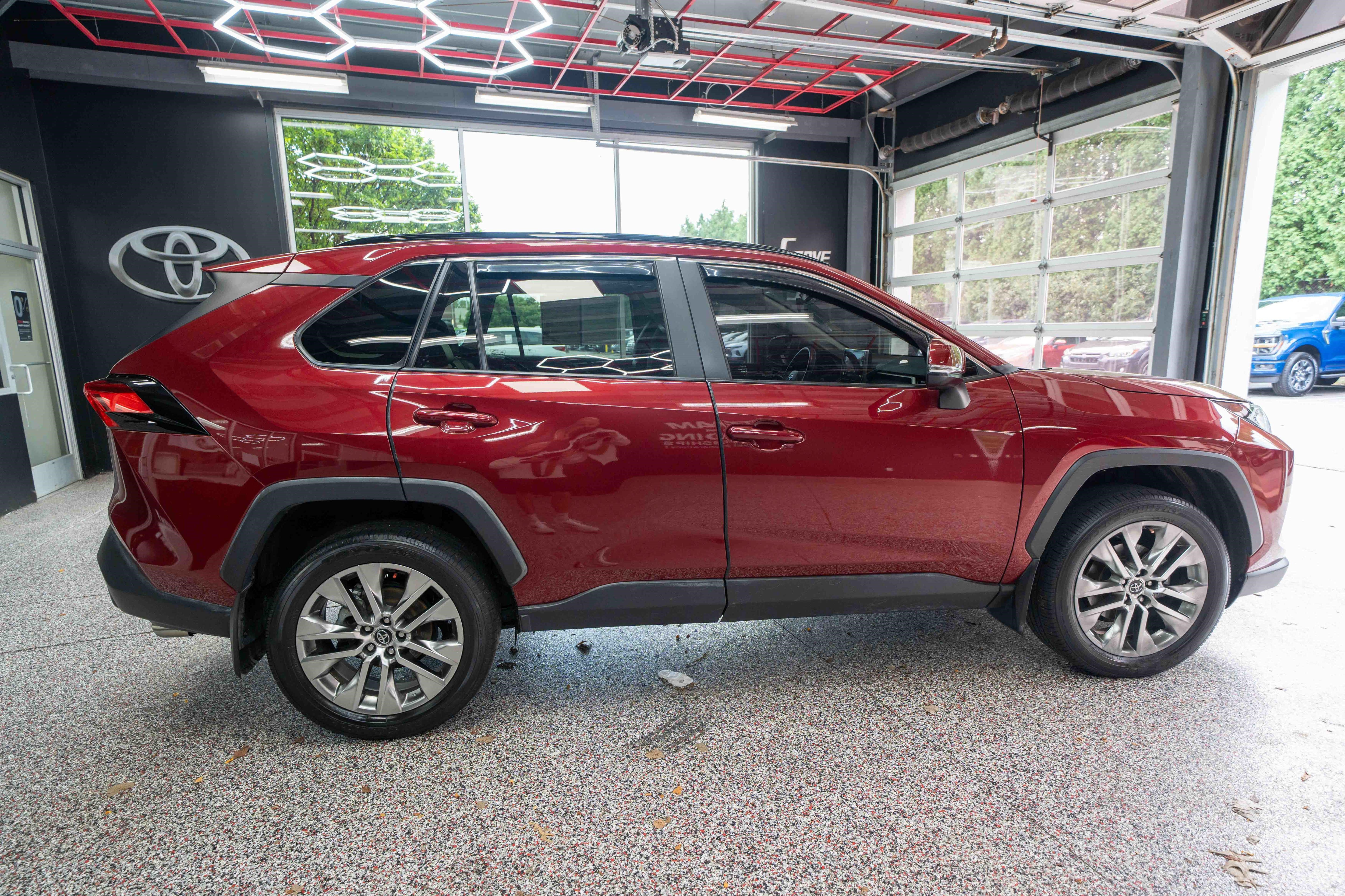 Used 2020 Toyota RAV4 XLE Premium AWD/4WD image 4