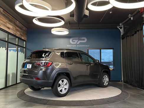Used 2022 Jeep Compass Latitude AWD/4WD image 3