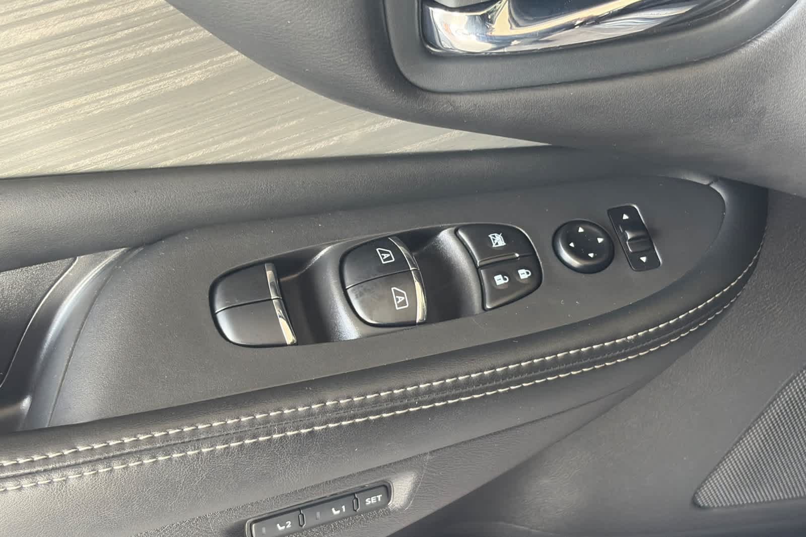 Used 2017 Nissan Murano Platinum w/ Platinum Technology Package FWD image 13
