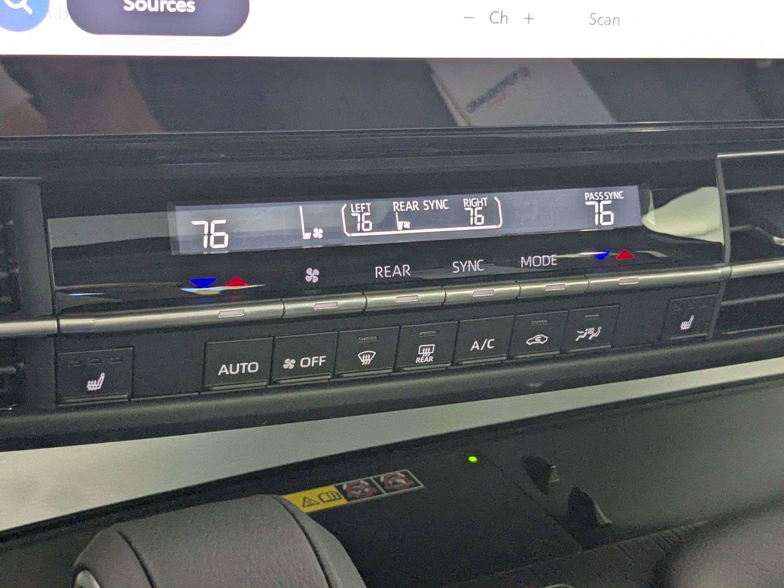 Certified 2025 Toyota Sienna XLE FWD image 21
