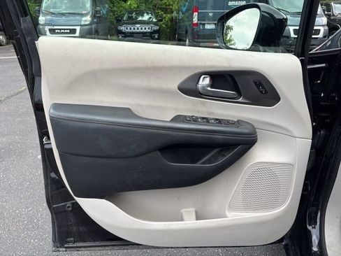 Used 2024 Chrysler Pacifica Touring-L image 9