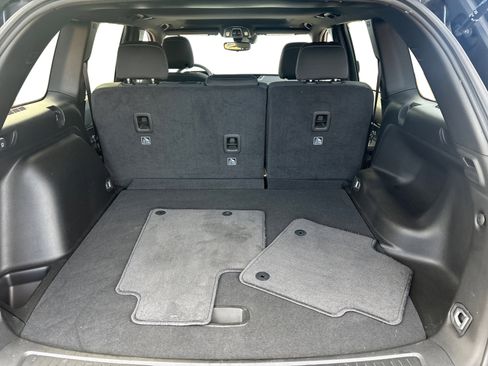 Used 2024 Jeep Grand Cherokee Laredo X image 11