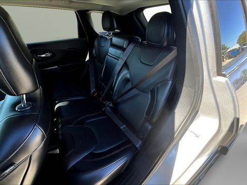 Used 2019 Jeep Cherokee Limited w/ Luxury Group image 18