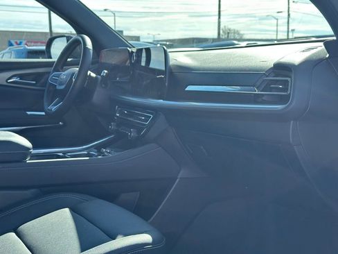 Used 2025 Chevrolet Traverse LT image 18