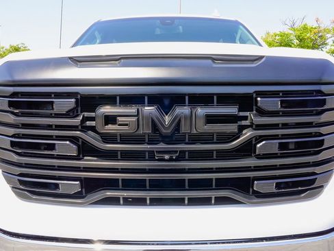 Used 2022 GMC Sierra 1500 SLT w/ SLT Premium Plus Package AWD/4WD image 11
