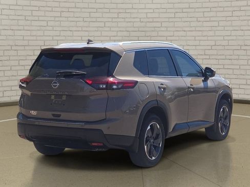 Used 2024 Nissan Rogue SV w/ SV Premium Package FWD image 5