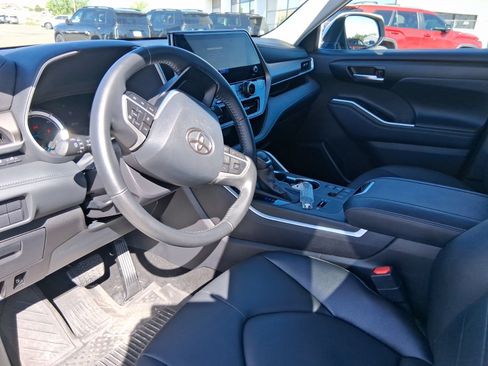 Used 2025 Toyota Highlander XLE AWD/4WD image 10