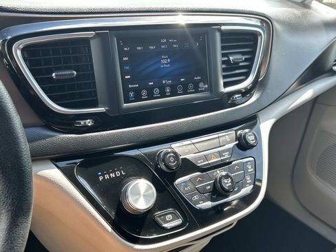 Used 2020 Chrysler Voyager Lxi FWD image 31