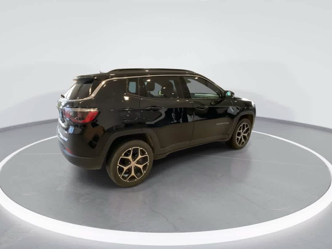 Used 2024 Jeep Compass Latitude AWD/4WD image 8