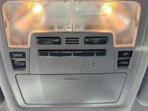 Used 2018 Toyota Highlander SE image 17