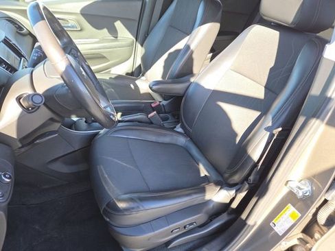 Used 2022 Chevrolet Trax LT w/ LT Convenience Package image 27