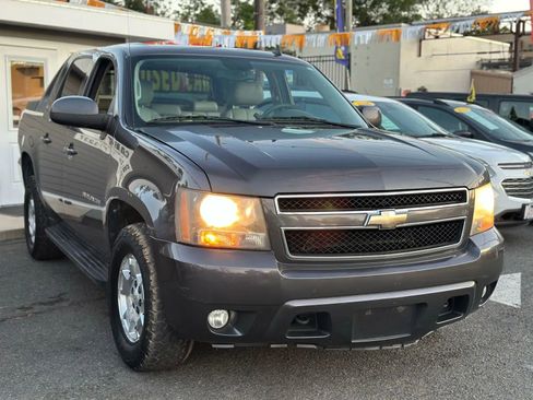 Used 2010 Chevrolet Avalanche LT w/ Luxury Package image 3