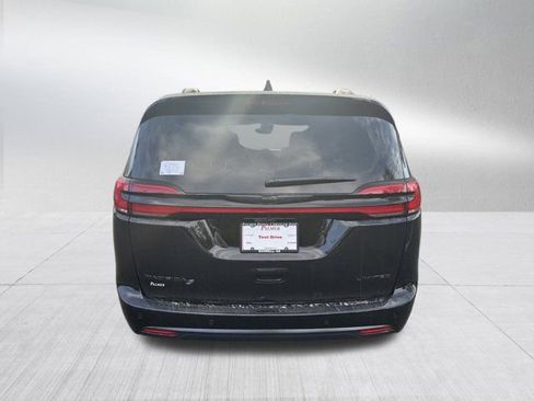 New 2026 Chrysler Pacifica Limited w/ S Appearance Package image 6
