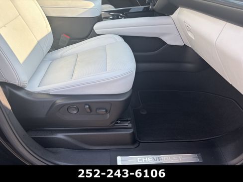 Used 2025 Chevrolet Suburban Premier RWD image 11