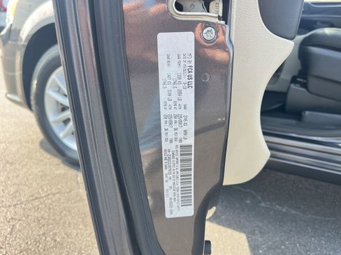 Used 2019 Dodge Grand Caravan SXT image 34