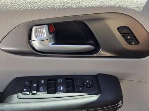 Certified 2024 Chrysler Pacifica Touring-L FWD image 23