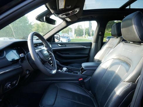 Used 2023 Jeep Grand Cherokee Overland AWD/4WD image 9