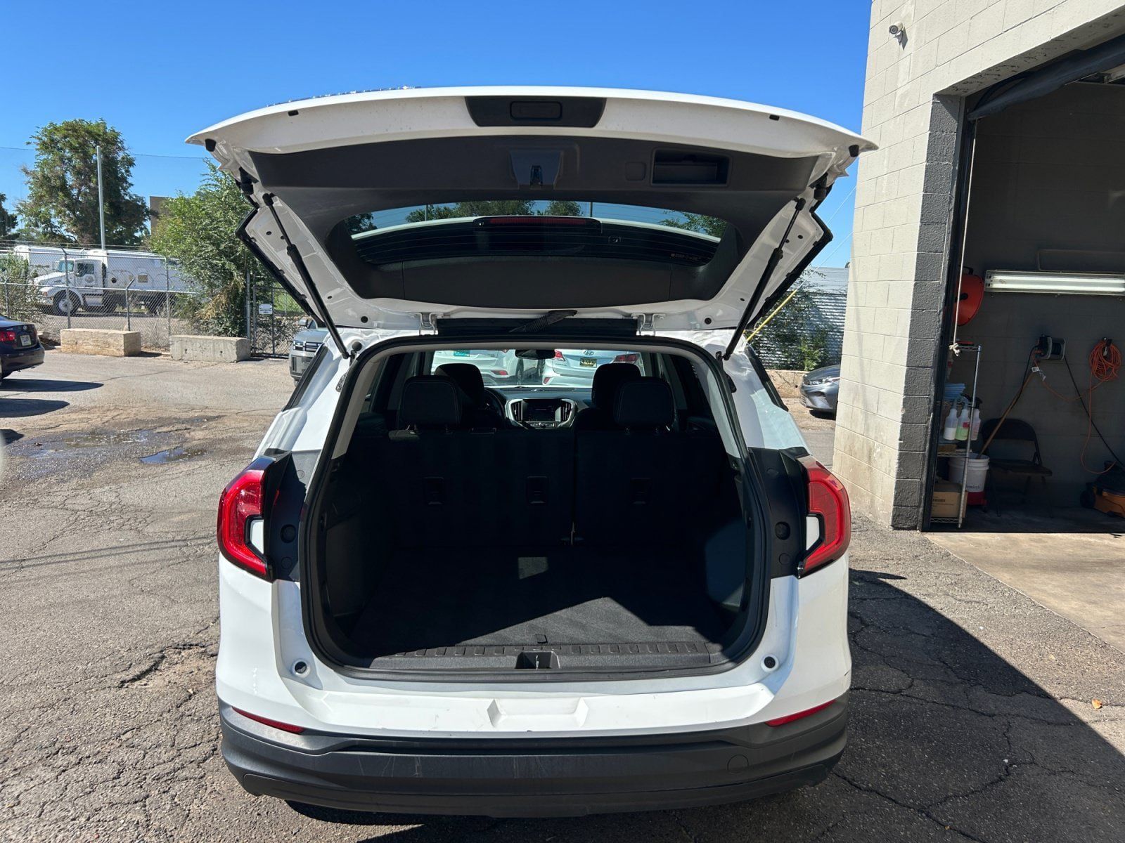 Used 2024 GMC Terrain SLE FWD image 29