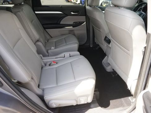 Used 2017 Toyota Highlander XLE FWD image 16