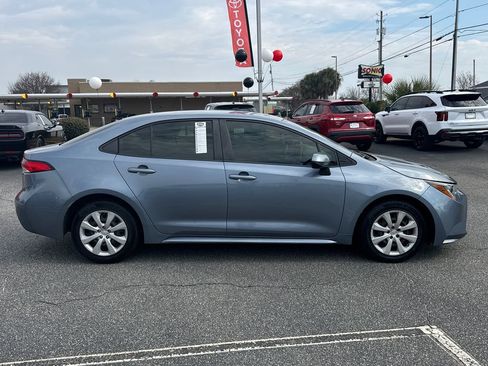 Used 2020 Toyota Corolla LE image 2
