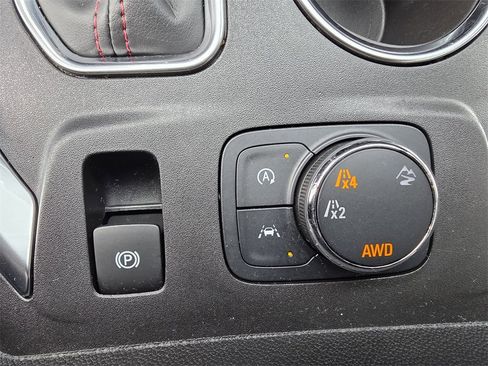 Used 2022 Chevrolet Traverse RS image 28