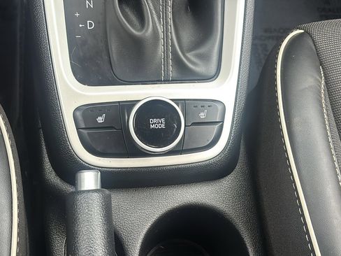 Used 2024 Hyundai Venue Limited image 20