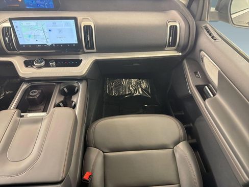 Used 2025 Ford Expedition Active AWD/4WD image 25