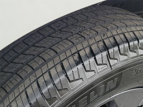 Used 2025 Nissan Frontier SV image 8