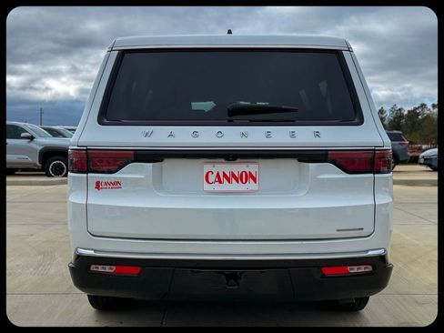 Used 2024 Jeep Wagoneer L Series II w/ Flexible Seating Group AWD/4WD image 17