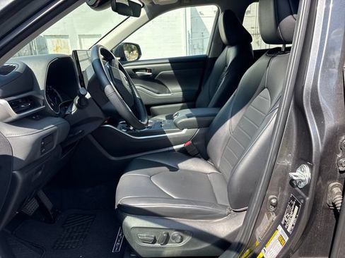 Used 2023 Toyota Highlander XLE FWD image 2