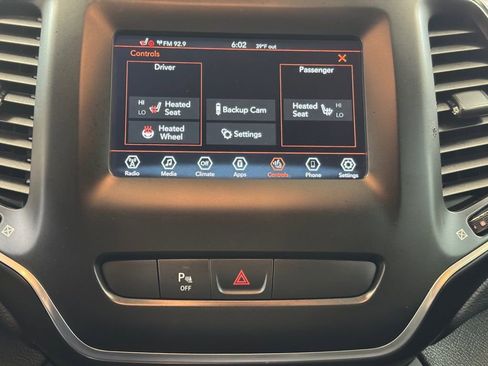 Used 2019 Jeep Cherokee Latitude Plus w/ Cold Weather Group image 35