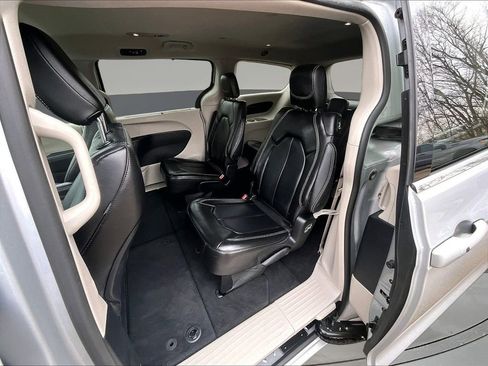 Used 2024 Chrysler Pacifica Touring-L FWD image 18
