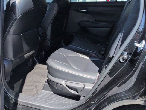 Used 2023 Toyota Highlander XLE AWD/4WD image 17