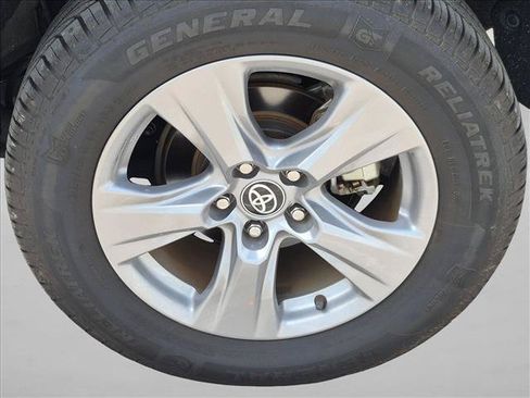 Used 2022 Toyota RAV4 XLE AWD/4WD image 14