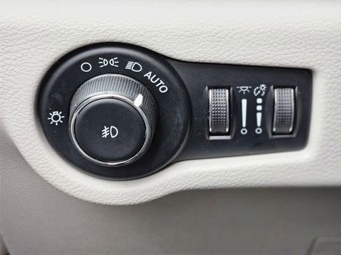 Used 2023 Chrysler Pacifica Touring-L image 20