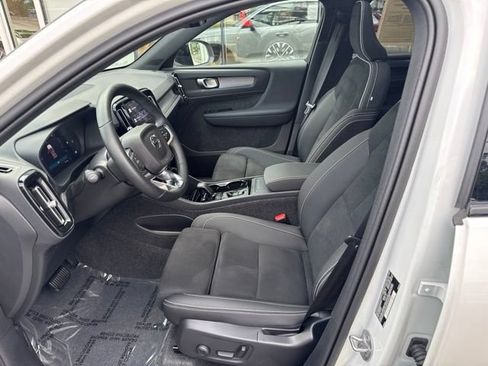 Certified 2025 Volvo XC40 B5 Plus AWD/4WD image 20