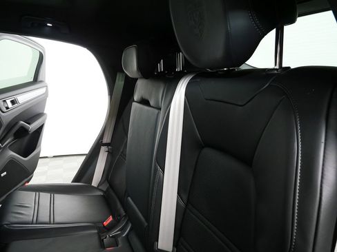Certified 2023 Porsche Cayenne Platinum Edition AWD/4WD image 32